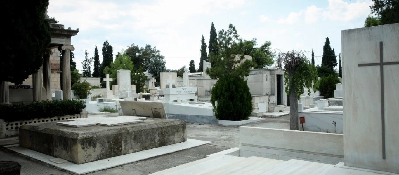 Απίστευτο περιστατικό στη Λαμία: «Πλακώθηκαν» μέσα στο νεκροταφείο!